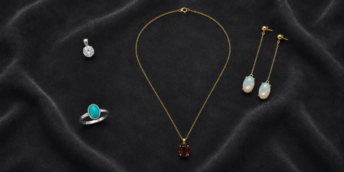 Anillo, collar, aretes y pulsera con piedras de nacimiento en exhibición